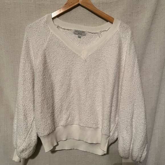 Warm & Cozy Lifestyle Tops - Warm & Cozy Lifestyle White V-Neck Long Sleeve Sweater Size M